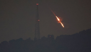 mísseis interceptados que dispararam do Irã em direção a Israel, vistos sobre o norte de Israel