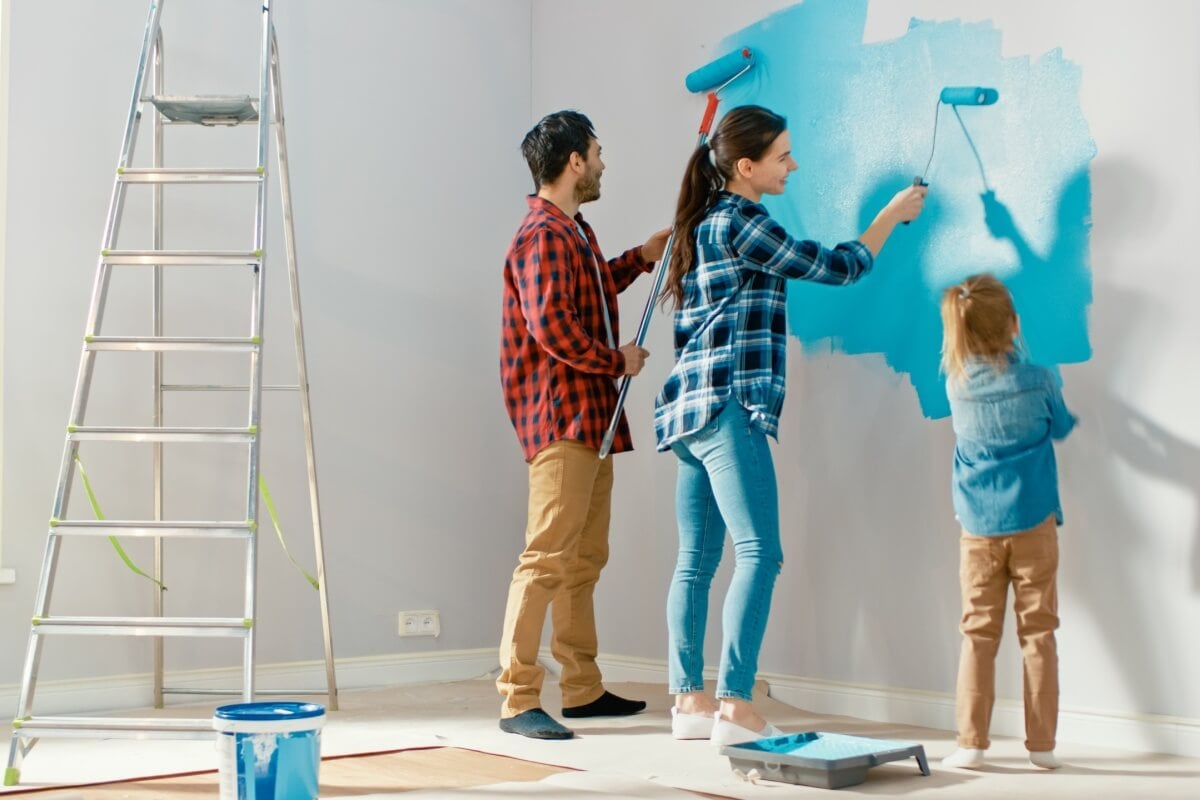 É possível pintar as paredes de casa de maneira simples 