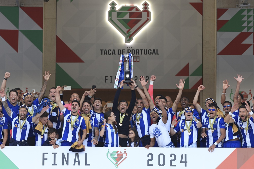 Jogadores do Porto comemoram o título da Taça de Portugal