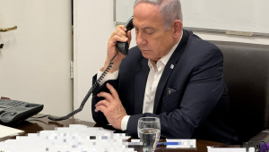 Fotografia editada pela fonte, divulgada pela conta oficial na rede social X @IsraeliPM do primeiro ministro israelense, Benjamín Netanyahu, durante uma conversa telefônica com o presidente estadounidense, Joe Biden