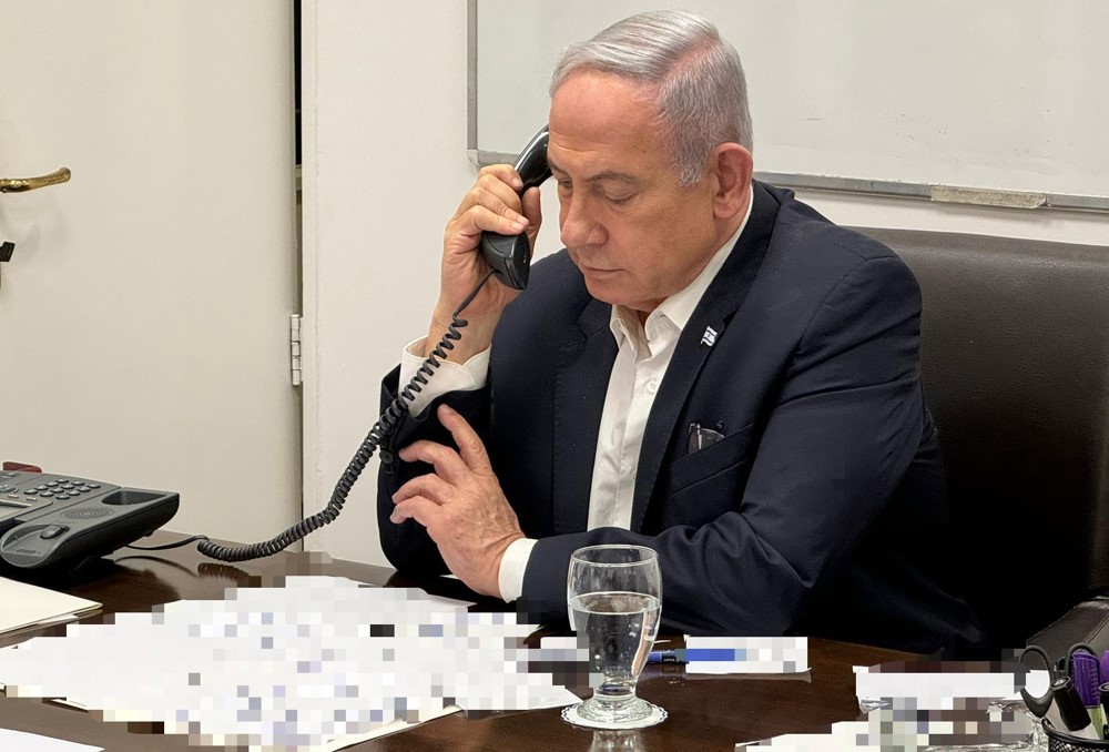 Fotografia editada pela fonte, divulgada pela conta oficial na rede social X @IsraeliPM do primeiro ministro israelense, Benjamín Netanyahu, durante uma conversa telefônica com o presidente estadounidense, Joe Biden