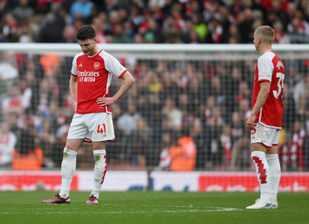 Declan Rice (L) e Oleksandr Zinchenko, do Arsenal, ficam abatidos quando o Aston Villa marca seu segundo go