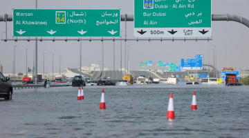 Estradas de Dubai inundadas enquanto os Emirados Árabes Unidos testemunham as maiores chuvas em 75 anos