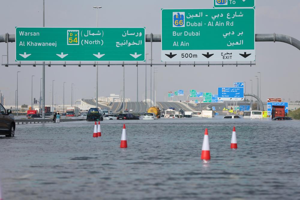 Estradas de Dubai inundadas enquanto os Emirados Árabes Unidos testemunham as maiores chuvas em 75 anos
