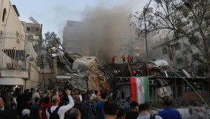 Destruição no local de um ataque aéreo próximo ao consulado iraniano em Damasco, Síria