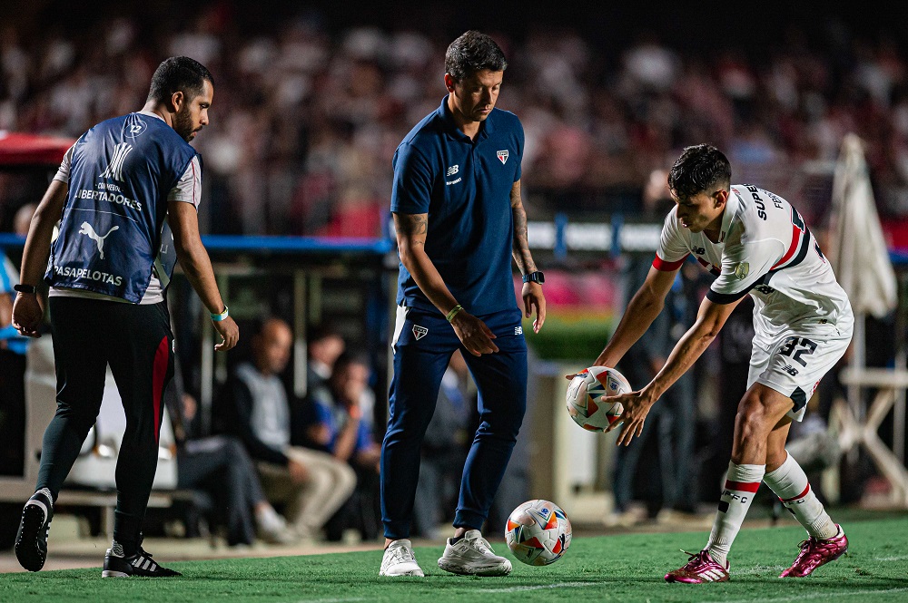 O técnico Thiago Carpini, do São Paulo (BRA), acompanha lance da partida contra o Cobresal (CHI), válida pela 2ª rodada do Grupo B da fase de Grupos da Copa Libertadores