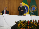O presidente da República, Luiz Inácio Lula da Silva (PT), acompanhado de Paulo Pimenta, ministro da Secretaria de Comunicação Social, durante café da manhã com jornalistas