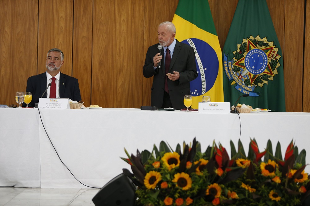 O presidente da República, Luiz Inácio Lula da Silva (PT), acompanhado de Paulo Pimenta, ministro da Secretaria de Comunicação Social, durante café da manhã com jornalistas