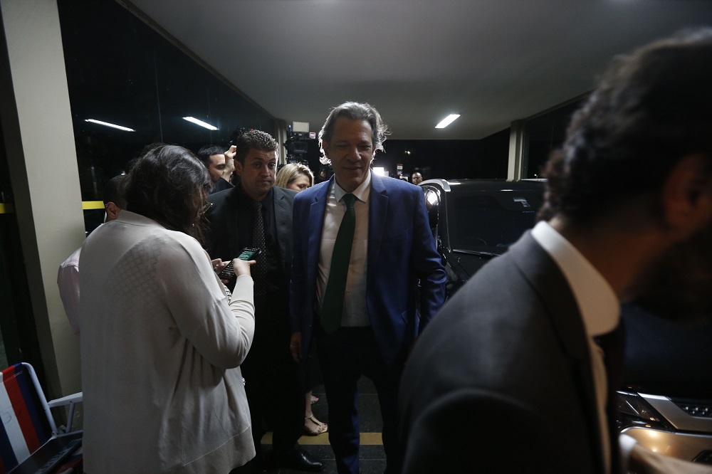 O ministro da Fazenda, Fernando Haddad, chega à sede do Ministério, em Brasília, na noite desta segunda-feira