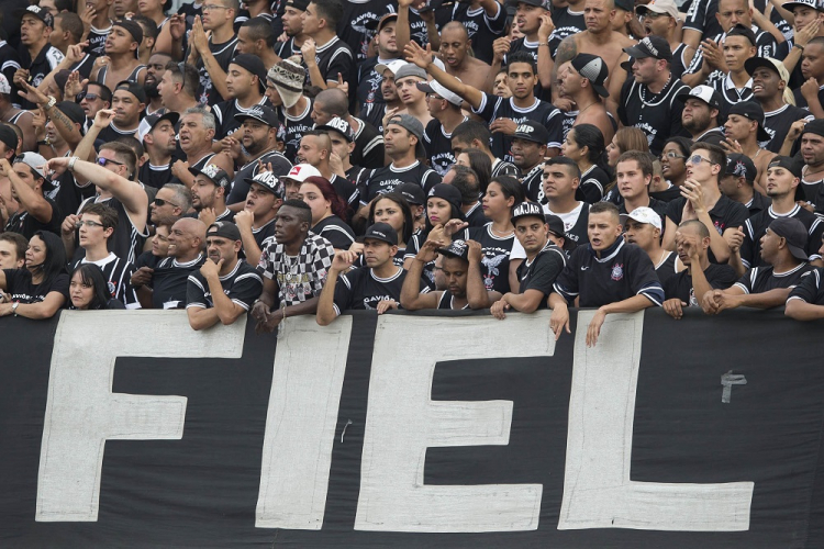 Torcida organizada do Corinthians invade Parque São Jorge e faz cobranças ao time e à diretora