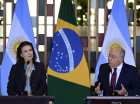 A ministra das Relações Exteriores da Argentina, Diana Mondino (esq.), faz uma declaração ao lado de seu colega brasileiro Mauro Vieira no Palácio do Itamaraty