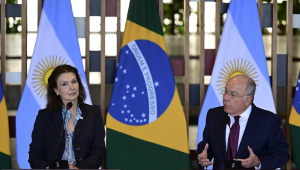 A ministra das Relações Exteriores da Argentina, Diana Mondino (esq.), faz uma declaração ao lado de seu colega brasileiro Mauro Vieira no Palácio do Itamaraty