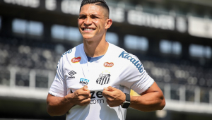 Rodrigo Ferreira em campo durante sua apresentação oficial como jogador do Santos
