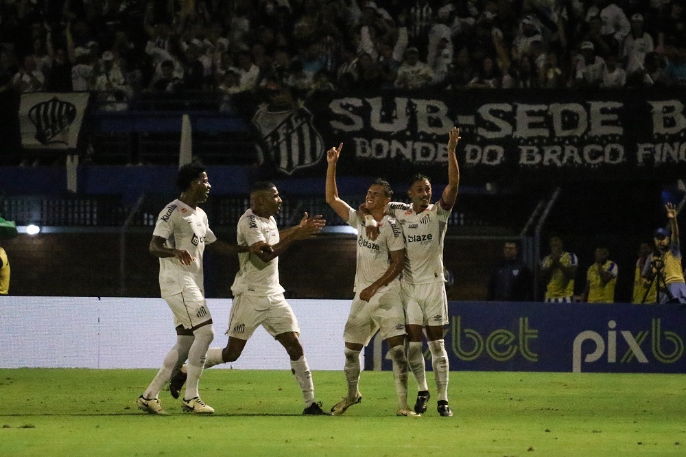 JP Chermont jogador do Santos comemora seu gol durante partida contra o Avaí no estádio Ressacada