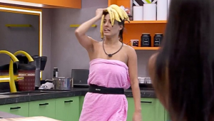Beatriz desfila com banana