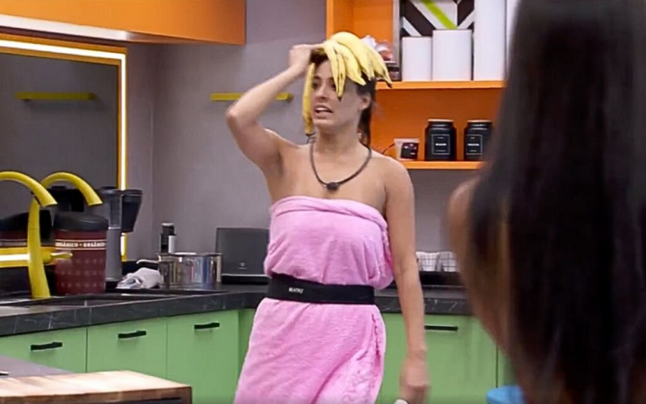 Beatriz desfila com banana