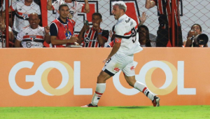 São Paulo bate Atlético-GO por 3 a 0 e vence a primeira no Brasileirão