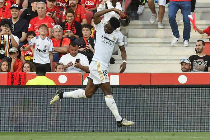 O meio-campista Tchoaumeni comemora o gol que deu a vitória para o Real Madrid em Mallorca