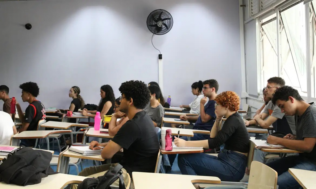 Alunos em sala prestes a fazer concurso público