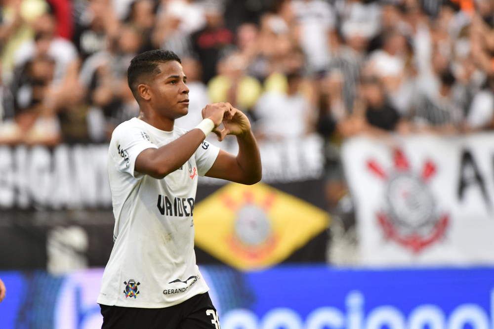 Wesley brilha, Corinthians goleia Fluminense e conquista primeira vitória no Brasileirão