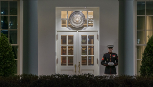 Um fuzileiro naval é postado do lado de fora da entrada da Ala Oeste da Casa Branca, indicando que o Presidente Biden está presente, em Washington