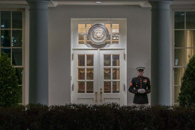 Um fuzileiro naval é postado do lado de fora da entrada da Ala Oeste da Casa Branca, indicando que o Presidente Biden está presente, em Washington