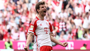 Thomas Müller, do Bayern de Munique, comemora a vantagem de 2 a 0 durante a partida de futebol da Bundesliga alemã entre o FC Bayern Munich e o 1. FC Cologne