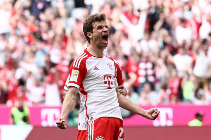 Thomas Müller, do Bayern de Munique, comemora a vantagem de 2 a 0 durante a partida de futebol da Bundesliga alemã entre o FC Bayern Munich e o 1. FC Cologne