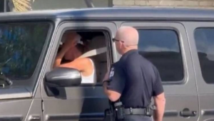 Gisele Bündchen é vista chorando no carro após receber papel de policial nos EUA