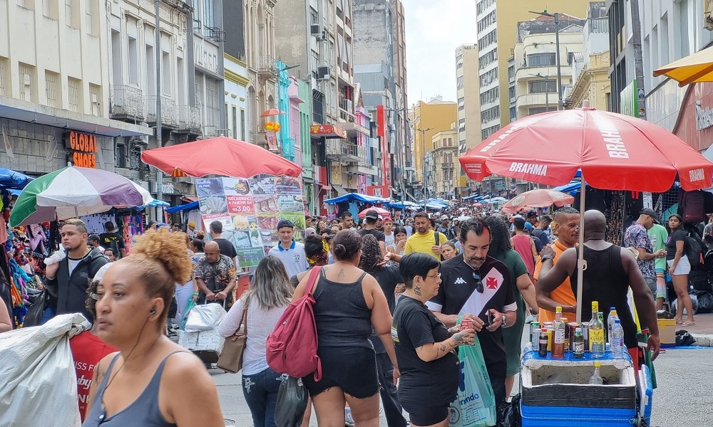 Movimentação de consumidores no entorno da região da 25 de Março, comércio popular na região central da capital paulista
