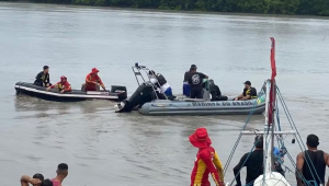 Operação de resgate de corpos encontrados em embarcação
