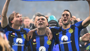 Barella, Lautaro Martinez e Calhanoglu (da esq. para a dir.) comemoram o título da Inter após vitória sobre o Milan