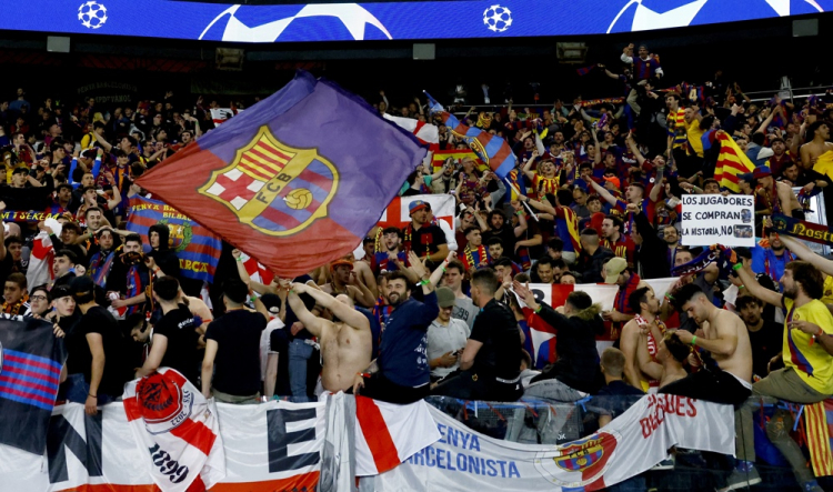 Os torcedores do Barcelona comemoram o final das quartas de final da Liga dos Campeões