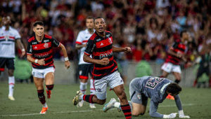 Flamengo vence São Paulo, assume liderança e aumenta pressão sobre Carpini
