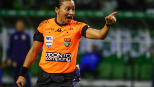 A árbitra Edina Alves Batista durante partida entre Palmeiras e Novorizontino válida pela semi final do Campeonato Paulista 2024 realizada no Allianz Parque