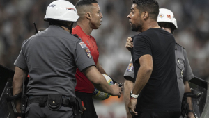 António Oliveira reclama com o árbitro Yuri Elino Ferreira da Cruz