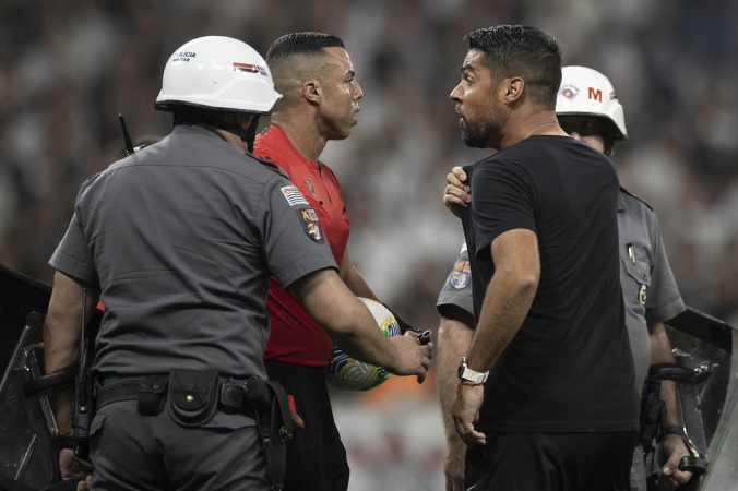António Oliveira reclama com o árbitro Yuri Elino Ferreira da Cruz