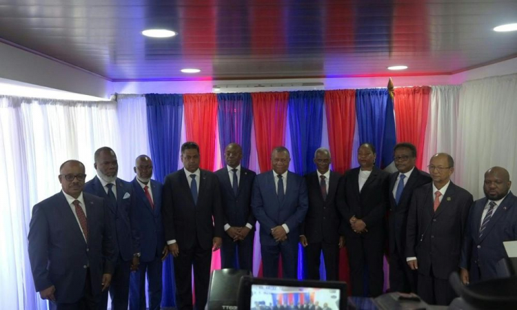 Conselho de transição do Haiti elege novo presidente em meio a explosão de violência