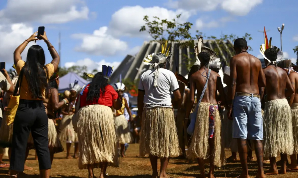 Indígenas em acampamento