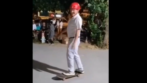 John Textor, dona da SAF Botafogo, brinca com skate em Saquarema