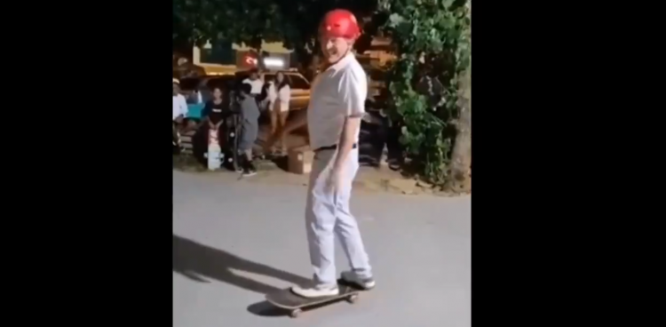 John Textor, dona da SAF Botafogo, brinca com skate em Saquarema