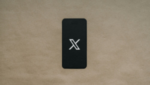 Celular com o símbolo do X