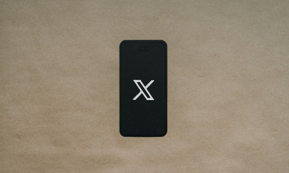Celular com o símbolo do X