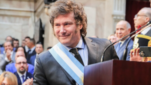 Javier Milei com a faixa de presidenre da Argentina