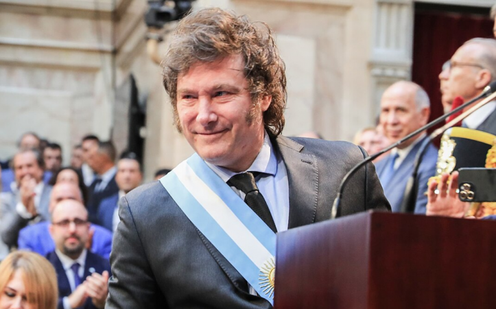 Javier Milei com a faixa de presidenre da Argentina