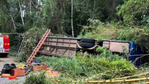 Ônibus capotou em Minas Gerais na MG-120 e deixou mortos eferidos