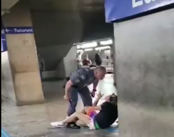 Policial agride mulher lgbtqia em estação do metrô Luz em São Paulo