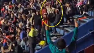 Torcedora faz gesto racista na arquibancada do estádio do San Lorenzo, durante partida contra o Palmeiras
