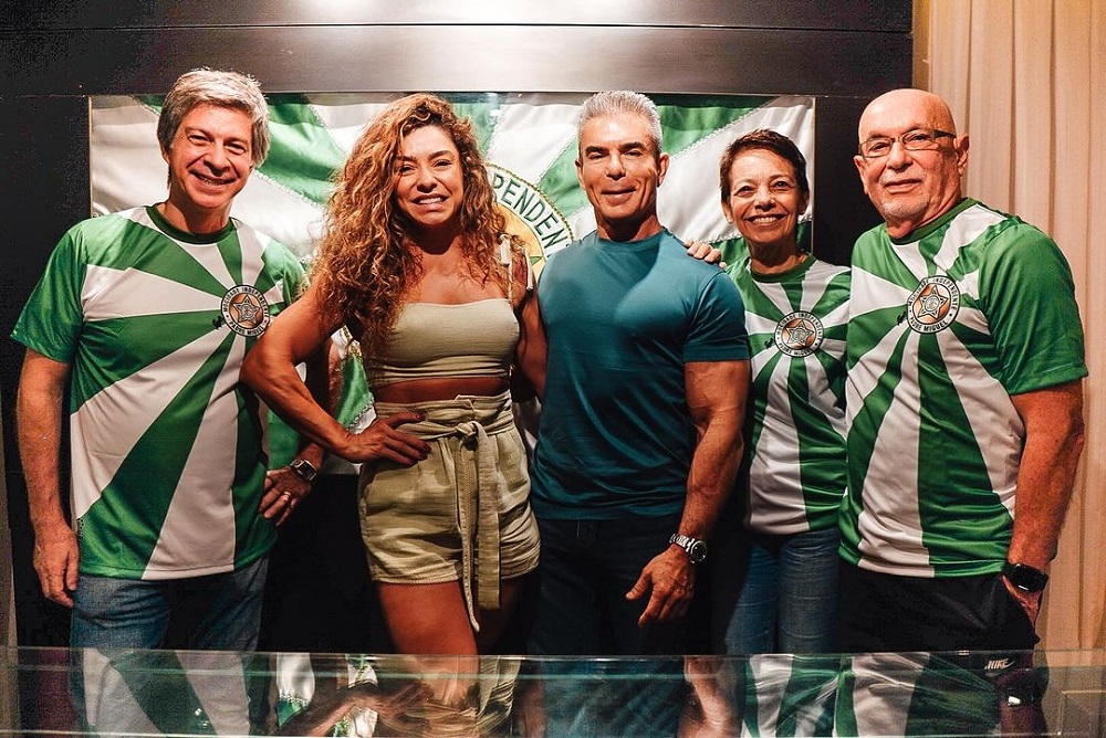 Rogério Andrade (ao centro) com a mulher Fabíola, os carnavalescos Renato e Márcia Lage (à dir.) e o coreógrafo Marcelo Misailidis (à esq.)