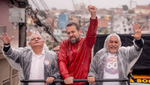 Senival Moura (à dir.) participa de carreata com Guilherme Boulos em Guaianases, na zona leste de São Paulo